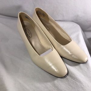 Minnie white heels NIB Size 8.5